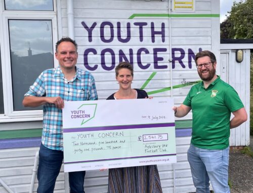 Aylesbury Utd raise £2,500 for Youth Concern